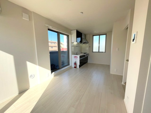 Ｆｒｅｅ　ｓｋｙ　ＩＩＩの居間・リビング|★明るいフローリングの角部屋です★