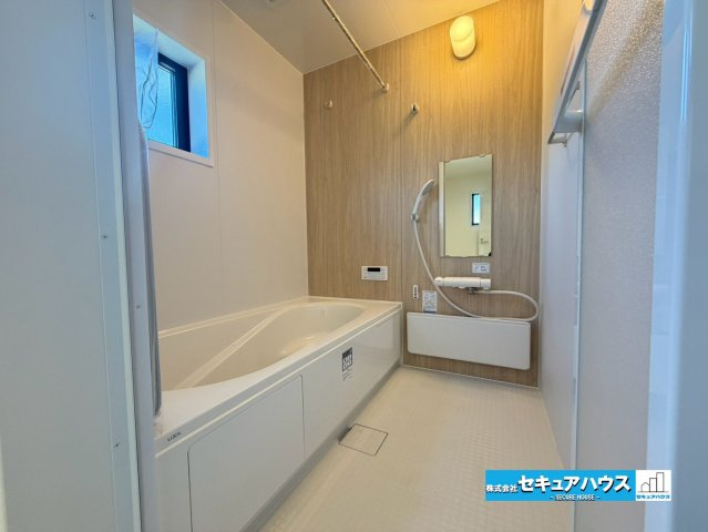 【今からご案内可能】知多市新舞子字神田　全6棟の浴室|【浴室】
◆アクセントパネルで落ち着きのある雰囲気を演出します。毎日の疲れを癒やすバスタイムをお楽しみ下さい！
◆窓付きで、カビの繁殖を抑える効果があります。