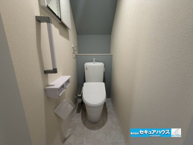 【今からご案内可能】知多市新舞子字神田　全6棟のトイレ|【高機能トイレ】
◆高機能トイレの多くは便器のフタの開閉が自動であり、使用後に手動で水を流す面倒もなく非常に便利です。スタイリッシュな見た目で、お掃除しやすく、節水効果が高いです。
