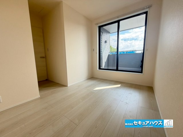 【今からご案内可能】知多市新舞子字神田　全6棟の洋室|【洋室】
◆広々とした居住空間は日々の暮らしを彩り、心のやすらぎと満足感を与えてくれます。通風と採光を考慮した設計は子供たちはのびのび育ち、家族でくつろぎと団らんを生み出します。