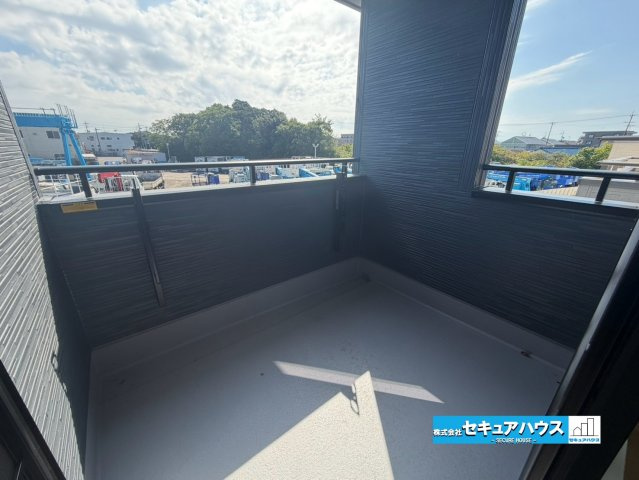 【今からご案内可能】知多市新舞子字神田　全6棟のその他|【バルコニー】
◆見晴らしもよく、太陽の温かな温もりをめいっぱい受け止めてくれます。
太陽の光と爽やかな風を受けたお洗濯物はあっという間に乾き、取りこむ時には太陽の匂いを感じられそうですね。　