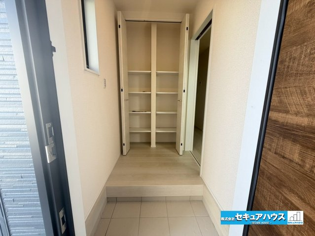 【今からご案内可能】知多市新舞子字神田　全6棟の玄関|【玄関】
◆お家に出会う人々を迎える玄関だからこそ、広々清潔感あふれる空間にしたいものです。採光・通風にも配慮された設計で毎日明るい空間をキープします♪