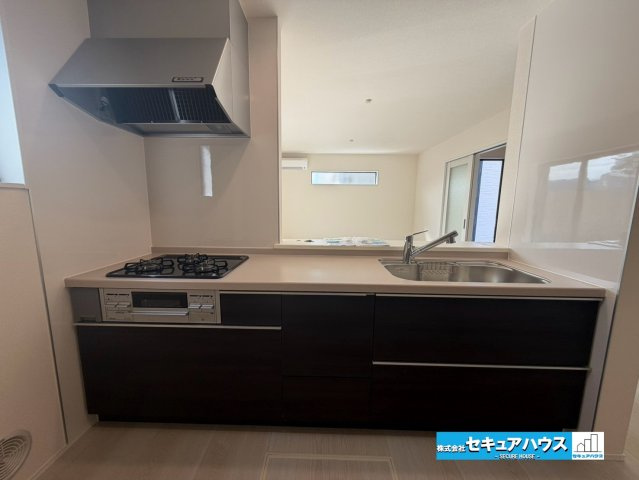 【今からご案内可能】知多市新舞子字神田　全6棟のキッチン|【キッチン】
◆同時にたくさんの料理が調理できる。「焼く・蒸す・煮る」の工程を同時進行で進めることができるので、料理を素早く作ることができます。育児でバタバタ忙しいママに嬉しい♪