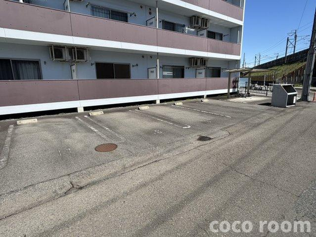 サルバス五ケ堀之内の駐車場