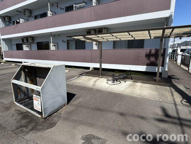 サルバス五ケ堀之内の駐車場