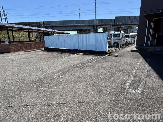 サルバス五ケ堀之内の駐車場