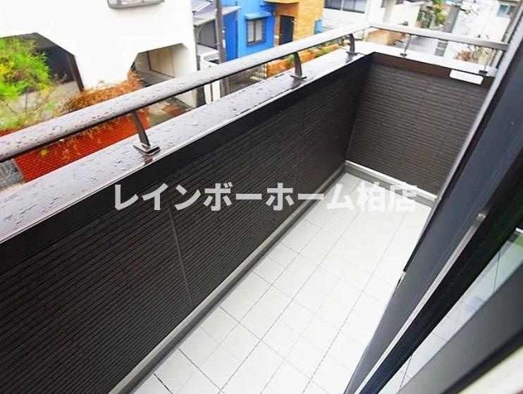担当エリアのルームアドバイザーが直接対応のバルコニー|暖かな日差しのふりそそぐバルコニー