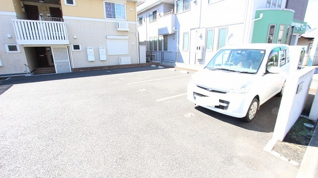 コーラルの駐車場