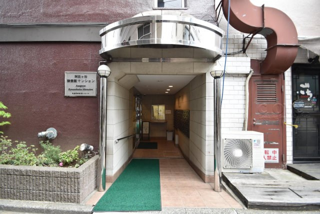 【エントランス】 | 阿佐ヶ谷陵雲閣マンション | お客様を、そして住人を出迎えてくれるマンションのエントランス。ゴミが落ちていないことからも、管理状態の良さや住民の節度の高さが見て取れます。～即日のご見学可能～　お問合せはお気軽にどうぞ。
