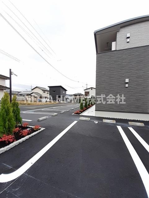 メゾン　モンターニュの駐車場|敷地内に駐車場があります☆彡