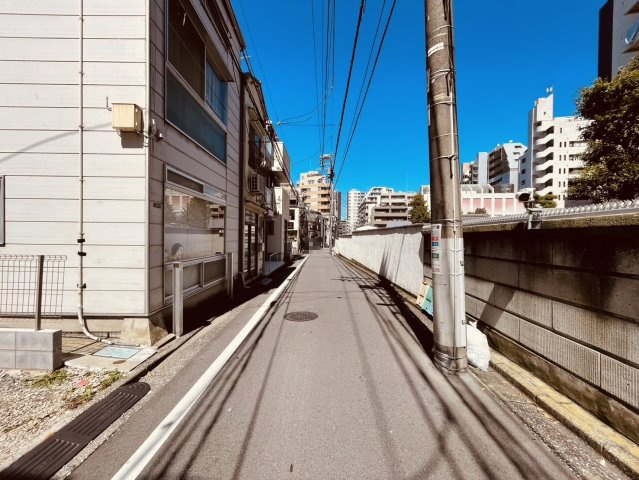 【前面道路含む現地写真】 | 文京区小石川２丁目　売地 | 見通しの良い前面道路が、毎日の暮らしにゆとりを演出