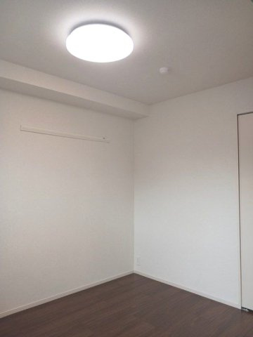メゾン　アイティー　ジャックの洋室|各寝室には収納も御座います。