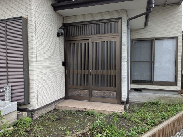 中古戸建　高崎市浜川町の玄関|和の風情漂う、格子戸の玄関。落ち着きと格式を感じさせる佇まいで、訪れる人を温かく迎えます