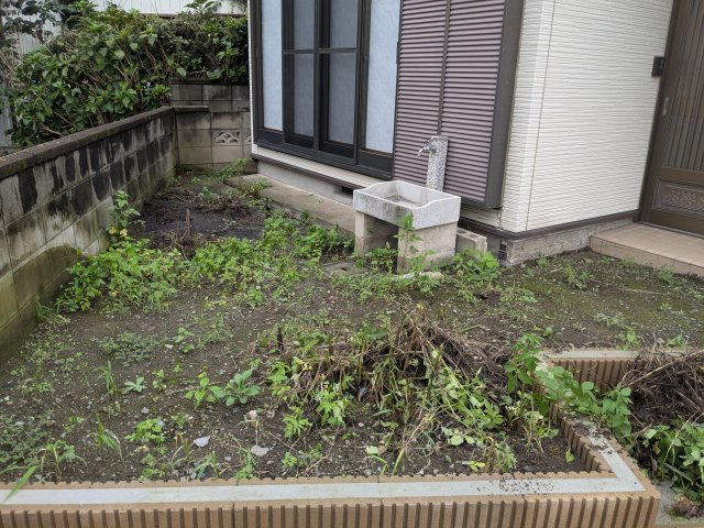 中古戸建　高崎市浜川町の庭|コンパクトでお手入れしやすいサイズ感のお庭と便利な外流し。家庭菜園や趣味に活躍しそうなスペースです。