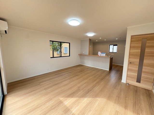垂水区神和台3丁目　中古戸建ての居間・リビング|約18帖のリビングはご家族の団らんの場として