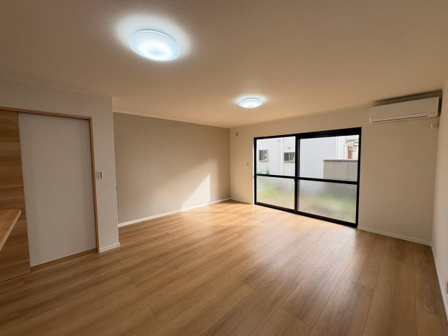 垂水区神和台3丁目　中古戸建ての居間・リビング|南向きのリビングは陽が入ってきて明るいですね！