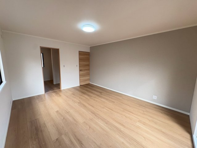 垂水区神和台3丁目　中古戸建ての寝室|アクセントクロスが落ち着いていていいですね！