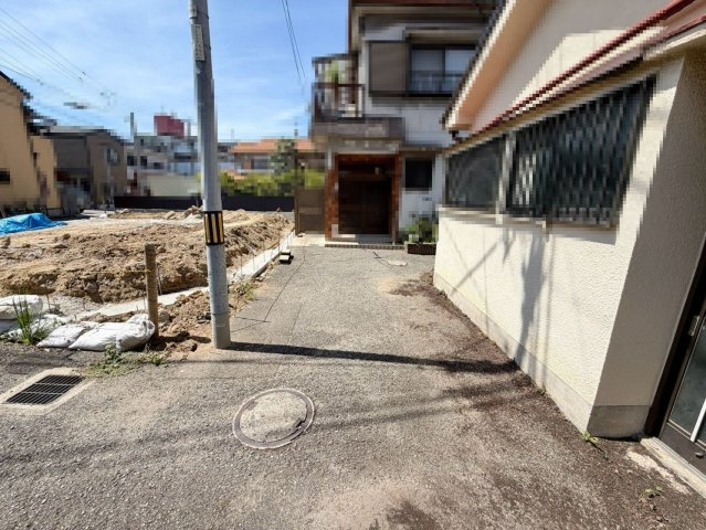 石津町１丁　新築一戸建の前面道路含む現地写真|南西面ワイドバルコニー！ゆとりあるバルコニーですので、洗濯物の多い日も安心ですね♪