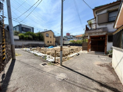 【前面道路含む現地写真】 | 石津町１丁　新築一戸建 | 玄関にシューズボックスありますよ！玄関周りもスッキリ片付きますね♪
