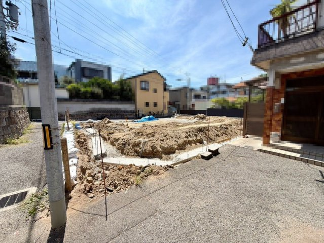 石津町１丁　新築一戸建の前面道路含む現地写真|防犯カメラも設置しております！防犯設備として欠かせないTVモニター付きインターフォンもありますよ♪セキュリティ面も安心ですね！