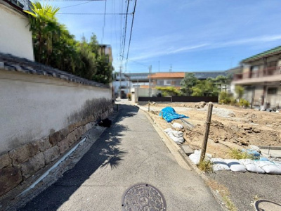 【前面道路含む現地写真】 | 石津町１丁　新築一戸建 | 現地見学当日から承っております♪現地周辺の環境や、駅までの道のりなど周辺環境も合わせてご確認いただき、ぜひご検討ください！