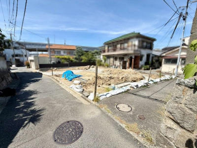 【前面道路含む現地写真】 | 石津町１丁　新築一戸建 | ＬＤＫ約１７帖！２面採光の明るくゆとりのあるリビングは家族が自然に集まる空間になりますね♪