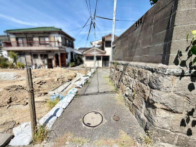 石津町１丁　新築一戸建の前面道路含む現地写真|家族を身近に感じる対面式キッチンです！家族と会話しながら楽しくお料理できますね♪キッチンに床下収納もあるので、ストックや保存食の保管にも便利ですね！