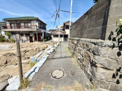 【前面道路含む現地写真】 | 石津町１丁　新築一戸建 | 家族を身近に感じる対面式キッチンです！家族と会話しながら楽しくお料理できますね♪キッチンに床下収納もあるので、ストックや保存食の保管にも便利ですね！