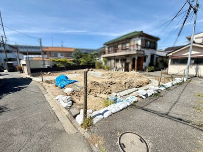 【外観】 | 石津町１丁　新築一戸建 | 【換気暖房乾燥機付】一坪以上の浴室でのびのび一日の疲れを癒して下さいね！浴室に窓が付いているので、換気ができて湿気やカビ防止になりますよ♪