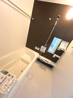【浴室】 | 取手市宮和田15期　新築戸建　3号棟 | ゆったりとくつろげるバスルームで一日の疲れを癒せます。窓付きで換気も良好、清潔感のある空間となっており快適にご利用いただけます