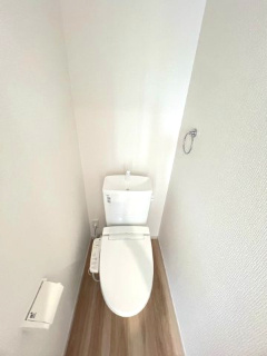 【トイレ】 | 取手市宮和田15期　新築戸建　3号棟 | 温水洗浄便座付きトイレで快適にご利用いただけます。シンプルで清潔感のある空間となっており、毎日気持ちよくお使いいただけます。