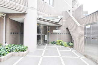 【エントランス】 | オートロックを備えた、マンションのエントランス。やはりセキュリティの観点は欠かすことができません。皆様を“安全”に送り出し、出迎えてくれます。～即日のご見学可能～　お問合せはお気軽にどうぞ。