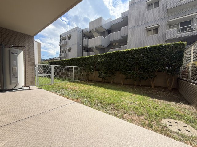 春日原パークホームズの庭|【専用庭】１階専用庭付き、音も気遣いもなく安心・快適に生活できます♪