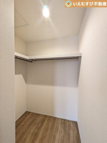Livele Garden.S　深谷東方町第6の収納|たっぷりの収納力を備えたウォークインクローゼット
たくさん収納できるので季節物やかさばるバッグなども片付きます♪