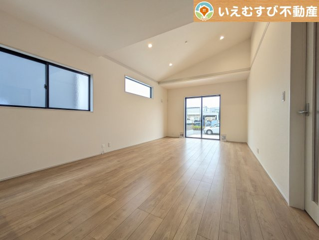 Livele Garden.S　深谷東方町第6の居間・リビング|開放感と家族との距離感にこだわったＬＤＫ
開放的な勾配天井のリビングで家族みんなでくつろげそうですね♪