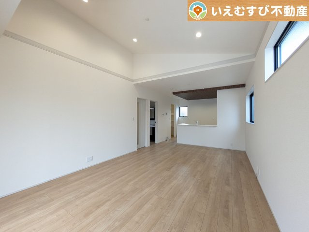 Livele Garden.S　深谷東方町第6の居間・リビング|自然光で満たされる明るく開放感溢れるリビング
たっぷりの採光で明るい空間。家族みんなでくつろげます♪