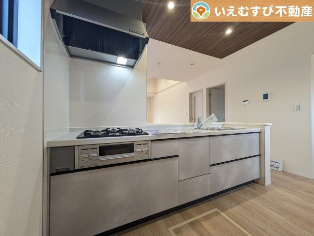 Livele Garden.S　深谷東方町第6のキッチン|機能性収納性に溢れるキッチン
収納もたっぷり付いていてすっきり片付く！毎日楽しくお料理が出来そうです！