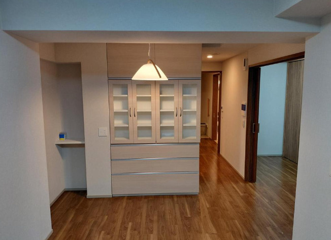 マスターズマンション苦楽園　中楽坊の居間・リビング|ダイニングに収納力のある棚を設置