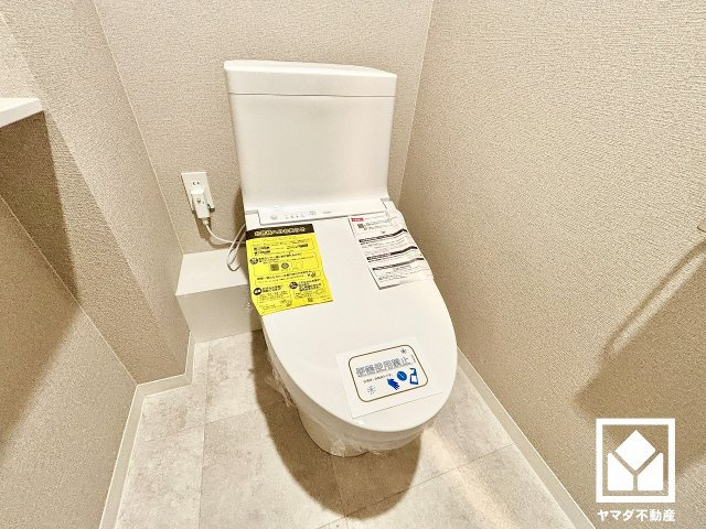 エスリード西宮甲陽園3番館ヒルズのトイレ|明るく清潔感溢れるトイレです。トイレットペーパーのストックや消耗品置き場などとしてお使いいただける吊戸棚がございます。