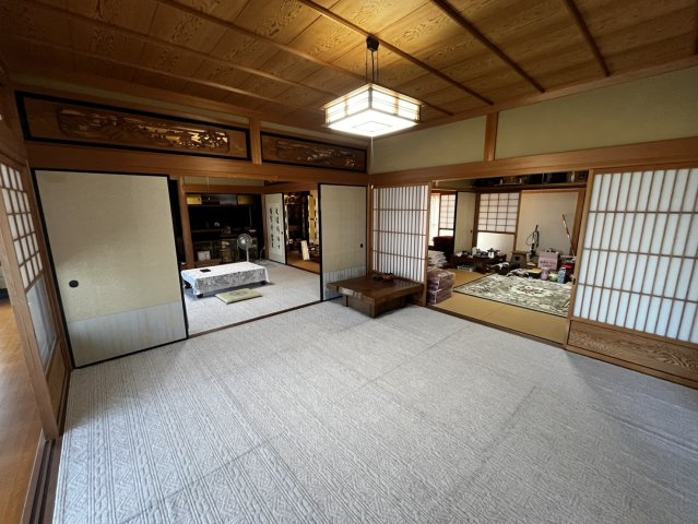 榛原大貝の和室|複数の和室が襖でつながる開放的な大広間。用途に応じて自在に空間を使い分けられます。