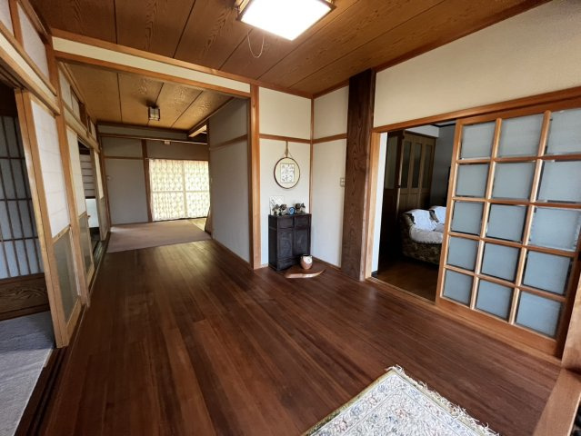 榛原大貝の居間・リビング|木目の温もりが感じられる廊下。各部屋への動線もスムーズに設計されています。