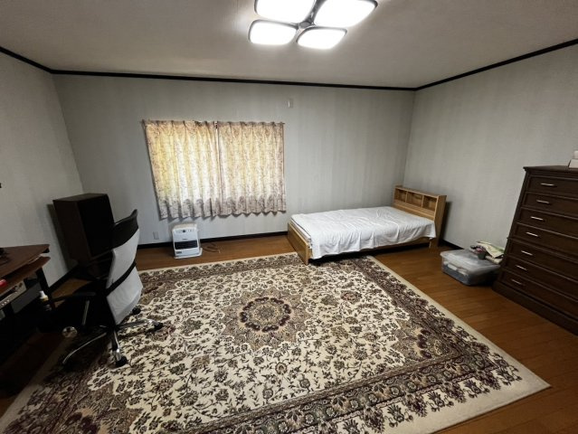 榛原大貝の洋室|ラグと家具でゆとりある洋室。寝室として快適に過ごせます。