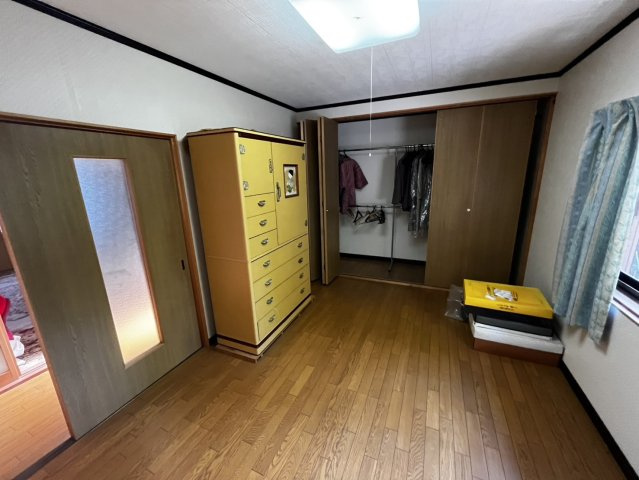 榛原大貝の洋室|クローゼットもあり、衣類収納にも困りません。