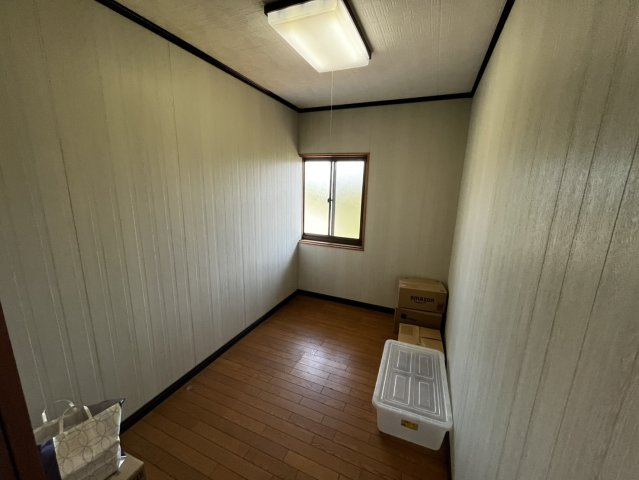 榛原大貝の収納|窓付きの明るい納戸スペース。季節用品や荷物の収納にも便利な一室です。