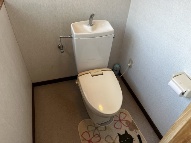 榛原大貝のトイレ|シンプルで清潔感のある2階のトイレ空間。