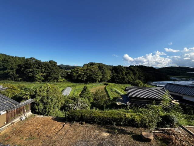 榛原大貝の庭|畑や山並みを一望できる開放的な庭からの眺め。自然に囲まれたのどかな暮らしを実感できます。