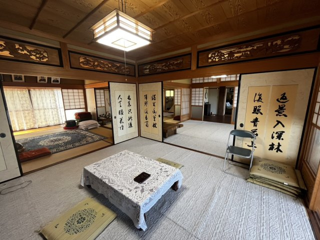 榛原大貝の和室|書と欄間彫刻が施された格式高い座敷。複数の和室がつながる贅沢な続き間空間です。