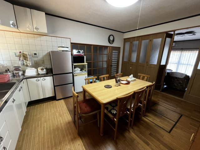榛原大貝のキッチン|L字型キッチンとダイニングが一体となった生活動線。大型冷蔵庫もゆとりを持って収まります。