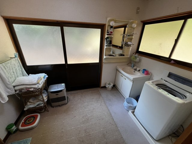 榛原大貝の脱衣所|洗濯機・洗面台を備えた機能的な脱衣スペース。収納棚も充実し、家事動線もスムーズです。