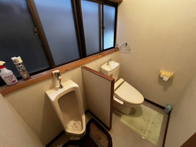 榛原大貝のトイレ|洋式トイレと小便器を備えた実用的な水回り。来客時にも便利な設備です。